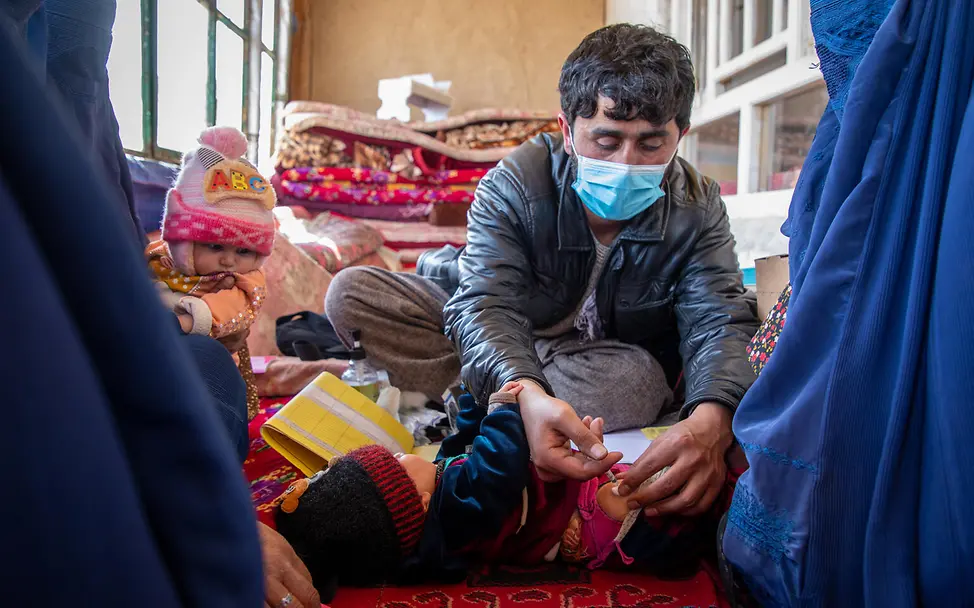 Payenda impt ein 4 Monate altes Kind in Afghanistan.