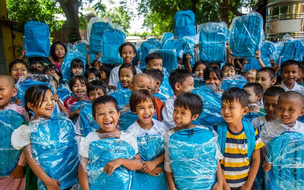 Myanmar Spenden: Schülerinnen und Schüler bekommen neue Schultaschen und Schulmaterialien von UNICEF