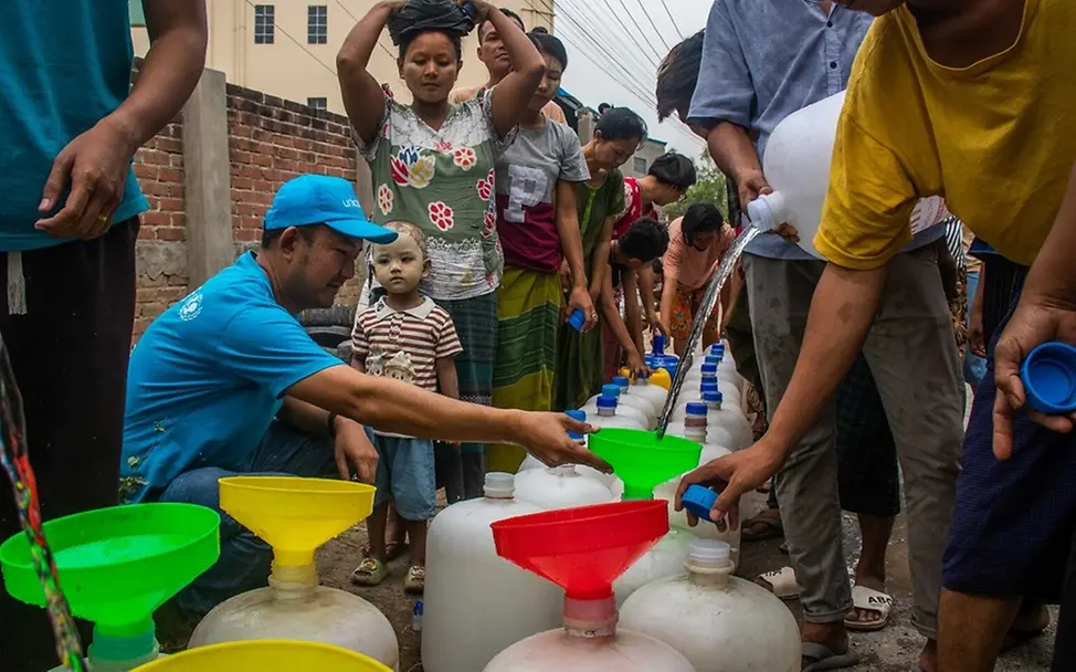 Humanitäre Hilfe in Myanmar: UNICEF versorgt Betroffene mit Trinkwasser.