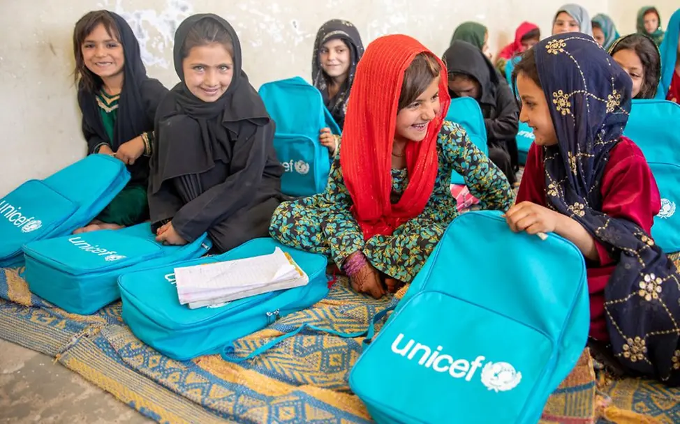 Afghanistan: Grundschulkinder freuen sich über ihre neuen Schulrucksäcke. 