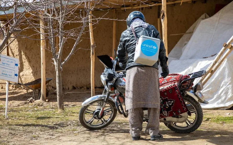 Afghanistan: Ein mobiler Gesundheitshelfer sorgt für Impfungen. 