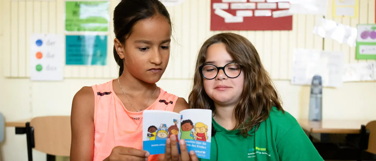 Schülerinnen nutzen UNICEF-Unterrichtsmaterial