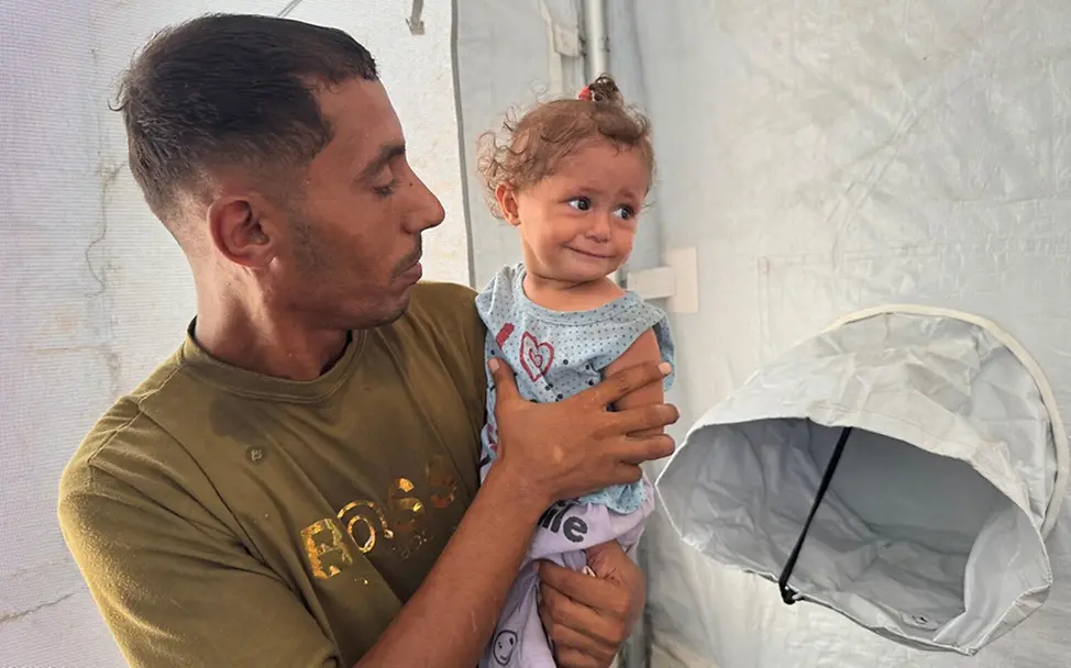 Gaza News: Kinder Hunger. Vater Eyad mit seiner jüngsten Tochter Habiba.