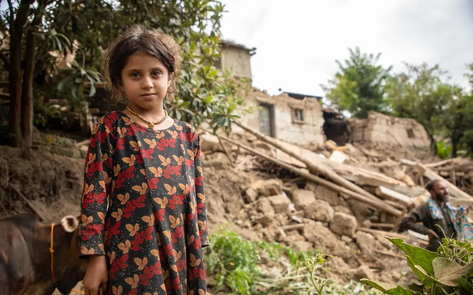 Erdbeben Afghanistan: Ein Mädchen vor seinem Haus, das durch das Erdbeben zerstört wurde