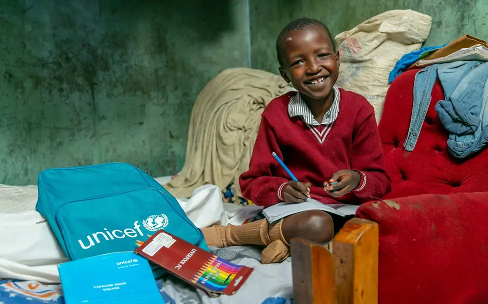 Die zehnjährige Octavia zeigt die Schulsachen, die sie als Teil von Hilfsgütern von UNICEF erhalten hat. 