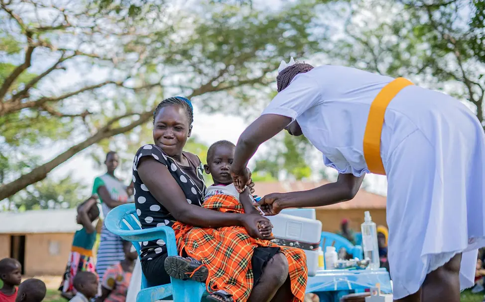 Ein Kind in Uganda wird geimpft. Hilfsgüter wie Impfungen sind extrem wichtig, um Kinder vor Infektionskrankheiten zu schützen.