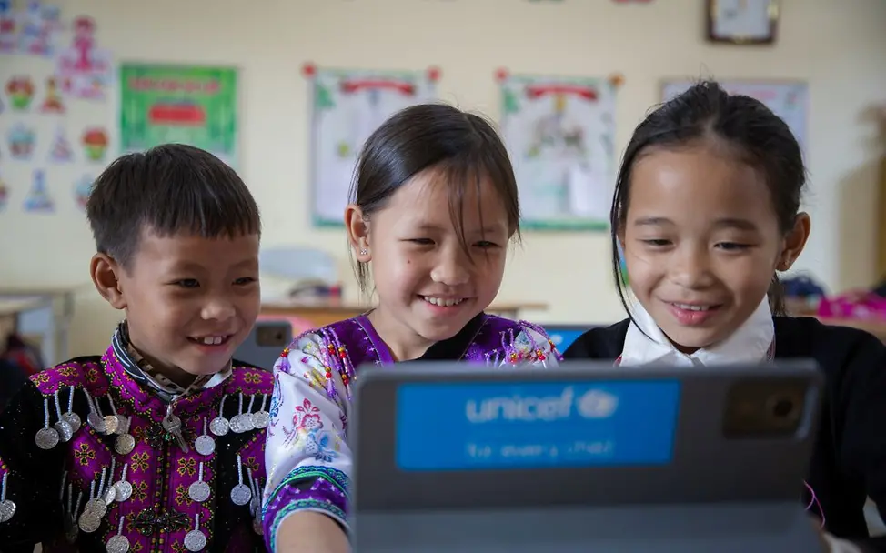 Mit einem Tablet lernen? Das ist für diese Kinder hier eine neue Erfahrung. Hilfsgüter von UNICEF sind innovativ!