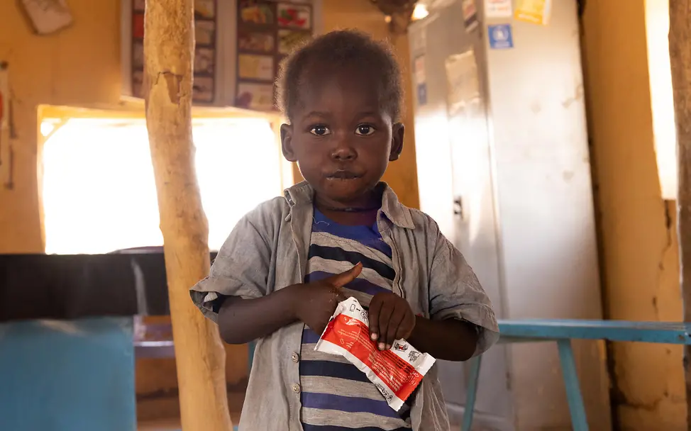 Im Sudan sind Millionen Kinder unterernährt. UNICEF hilft mit Hilfsgütern wie therapeutischer Kraftnahrung.
