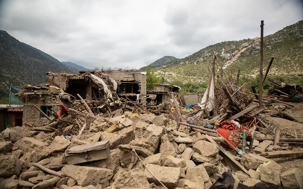 Kinder: Zerstörung nach dem Erdbeben in Afghanistan 