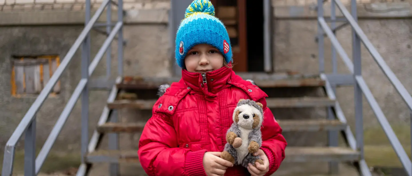 Unternehmen spenden zu Weihnachten: Mädchen mit Kuscheltier.