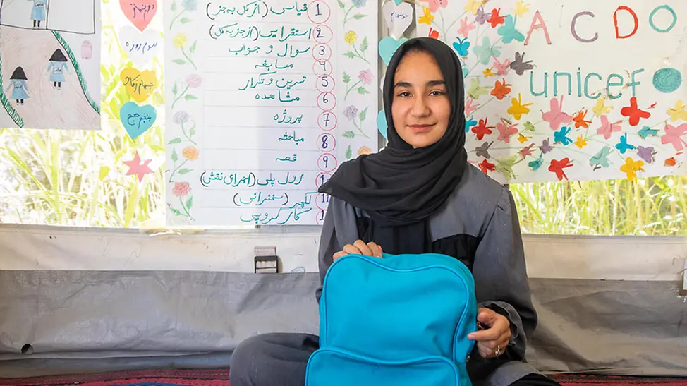 Afghanistan: Mädchen mit einem UNICEF Schulrucksack.