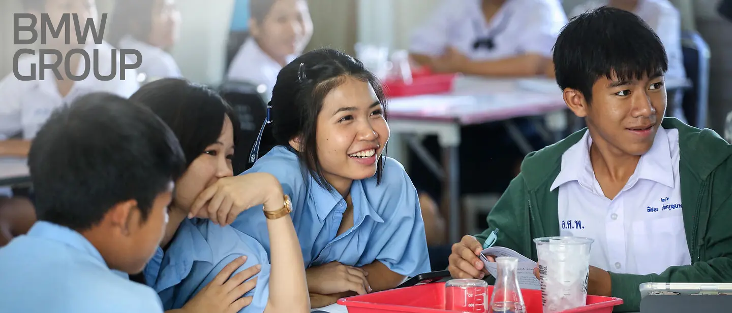 Eine Gruppe Jugendliche sitzt an einem Tisch.
