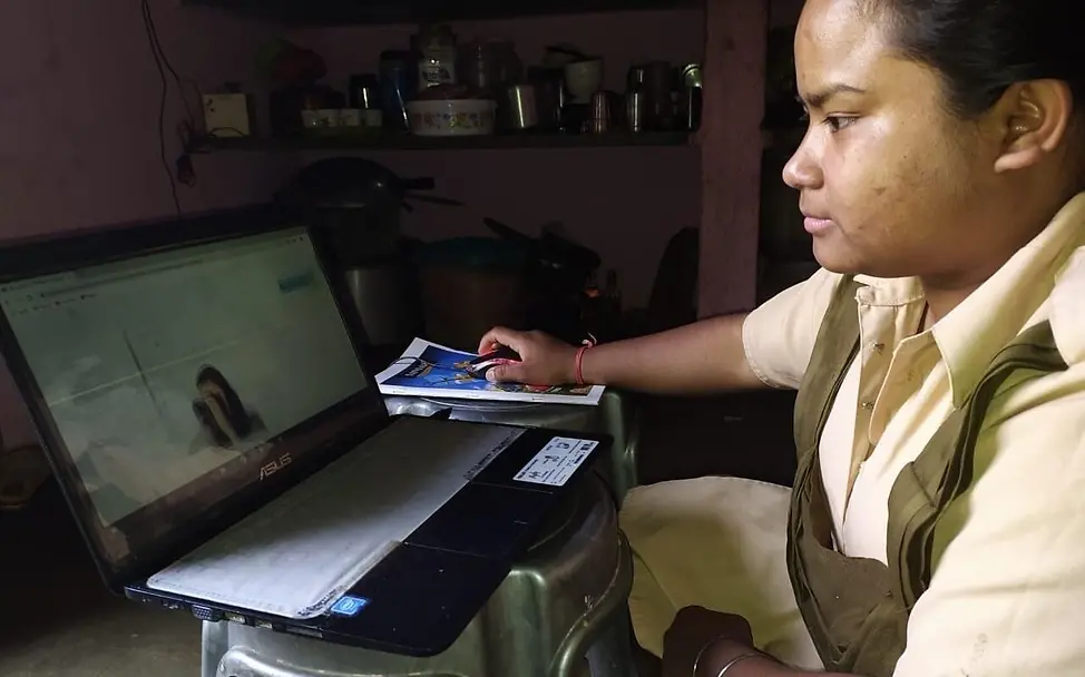 Mädchen  sitzt am Computer und lernt.