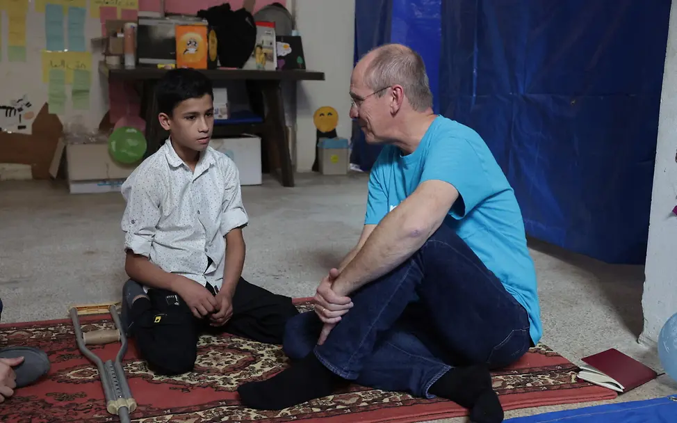 Kinder Syrien: Christian Schneider im Gespräch mit Ibrahim (13).