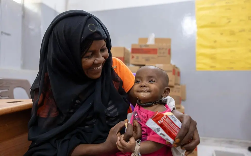 UNICEF-Patenschaft: Kinder werden gegen Mangelernährung behandelt. 