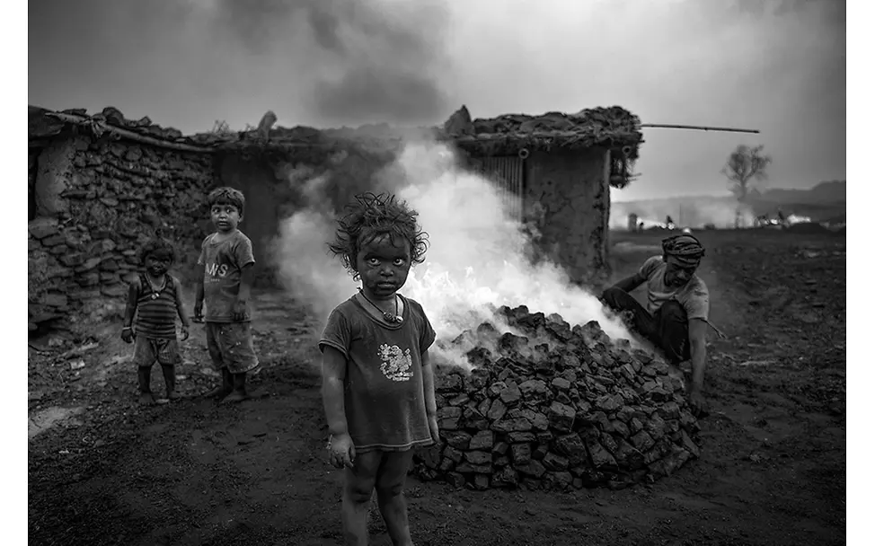 Indien: Eine Kindheit zwischen Rauch und Feuer