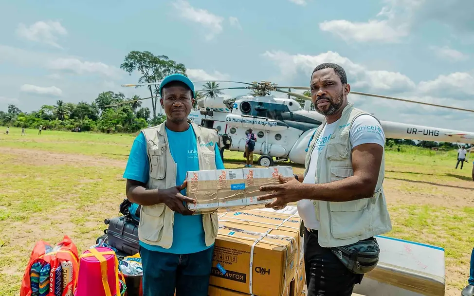 Ebola Kongo: Impfstoffe und andere UNICEF-Hilfsgüter werden per Helikopter in die Ebolaregion gebracht. 
