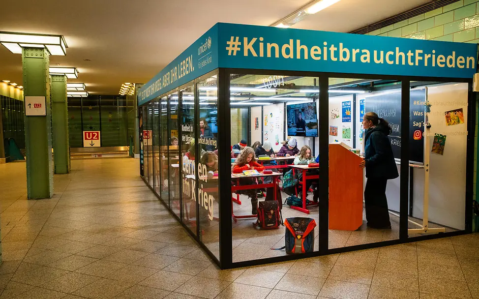 Nachgebautes Klassenzimmer im Berliner U-Bahnhof Alexanderplatz