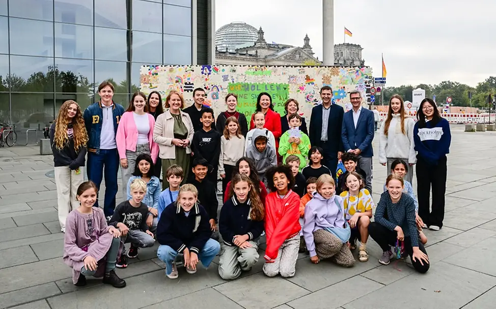Was ist Demokratie einfach erklärt: Kinder in Berlin vor dem Bundestag