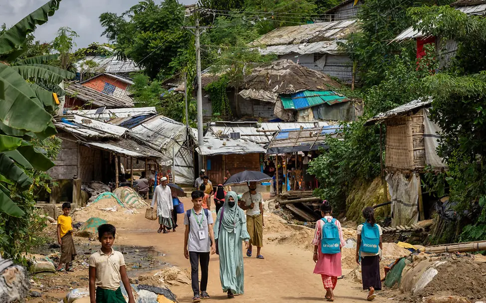Rohingya in Bangladesch: Für die Familien im Camp ist es fast unmöglich, sich selbst zu versorgen. | © UNICEF/Njiokiktjien Rohingya Flüchtlingslager: Menschen laufen durch das Flüchtlingscamp.