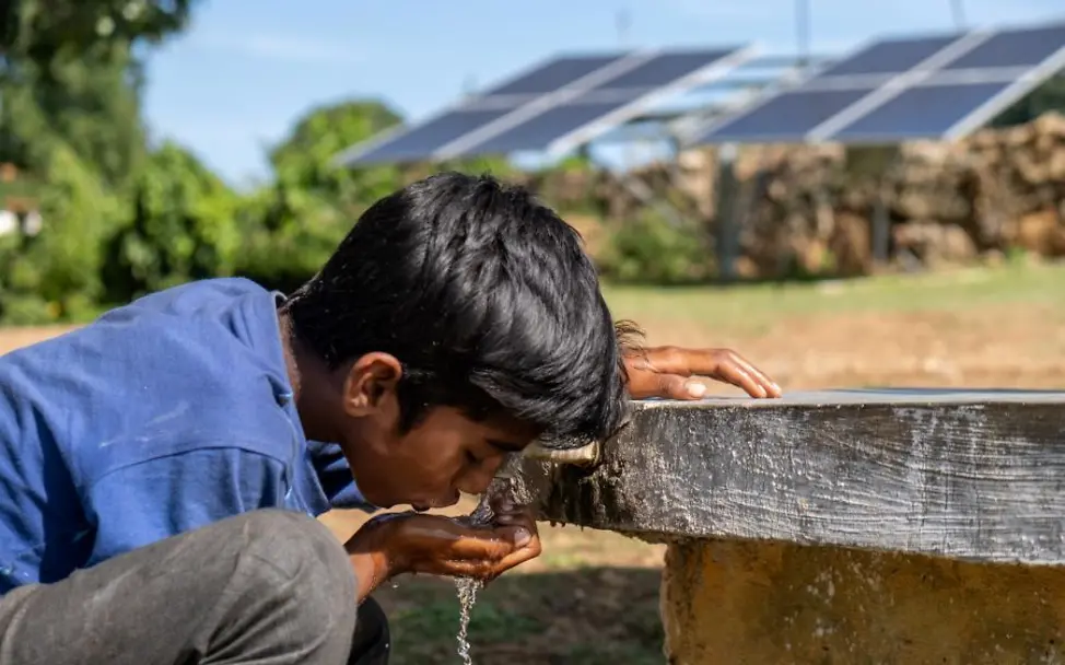 Indien: Solarbetriebene Anlagen für Trinkwasser | © UNICEF/Muthuramalingam Junge trinkt aus Brunnen.