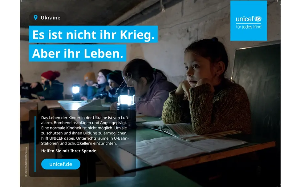 Eine Schulklasse sitzt in einem Bunker