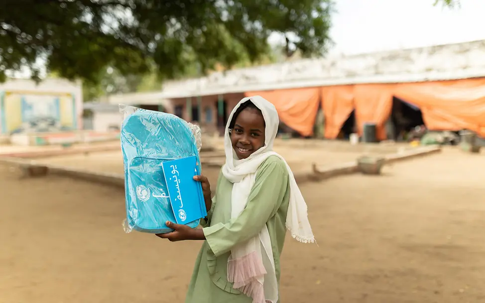 Renad (10) aus dem Sudan bekommt einen Schulrucksack von UNICEF. | © UNICEF/Dawod UNICEF Impact Circle: Ein Mädchen im Sudan erhält einen Schulrucksack.