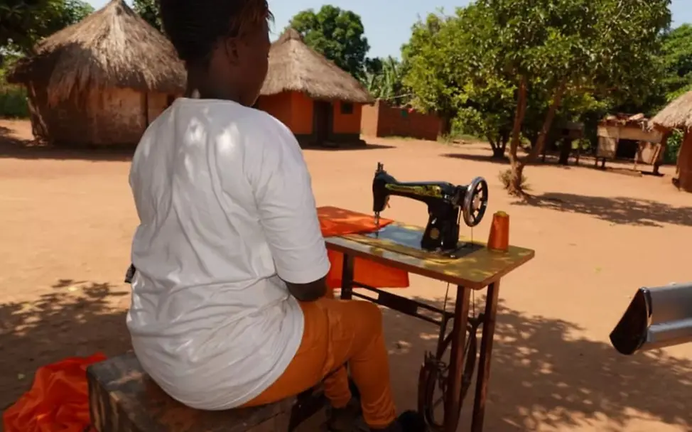 Susan* arbeitet heute als Schneiderin. | © UNICEF/CMMB Kindersoldaten: Ein Mädchen im Südsudan nach ihrer Befreiung.