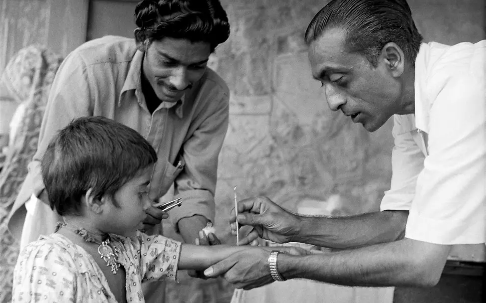 Ausgerottete Krankheiten: Eine Pockenimpfung in Indien in den 1960er-Jahren. 