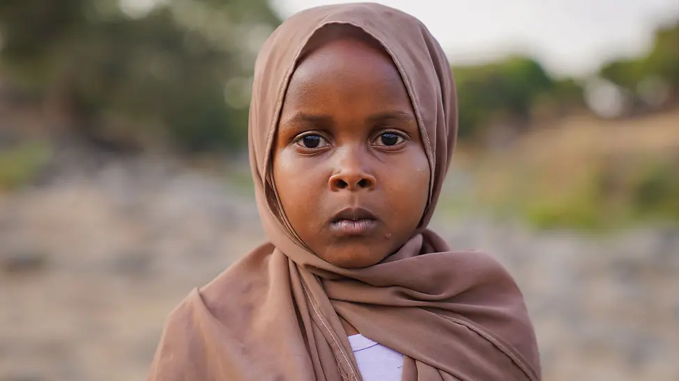 Sudan Al-Fashir: Die 6-jährige Touba vermisst nach der Flucht ihr Zuhause. 
