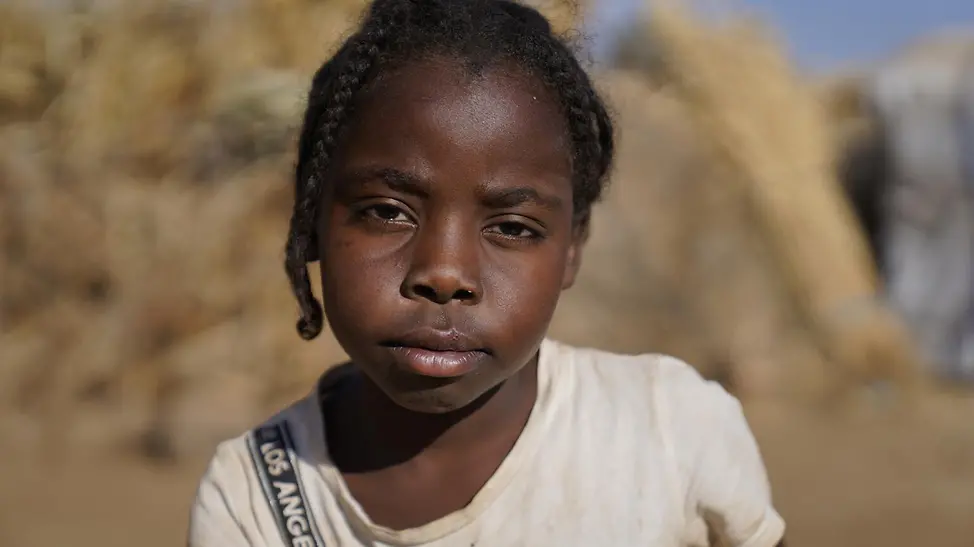 Sudan Al-Fashir Geflüchtete: Asma kann seit einem Jahr nicht mehr zur Schule gehen. 
