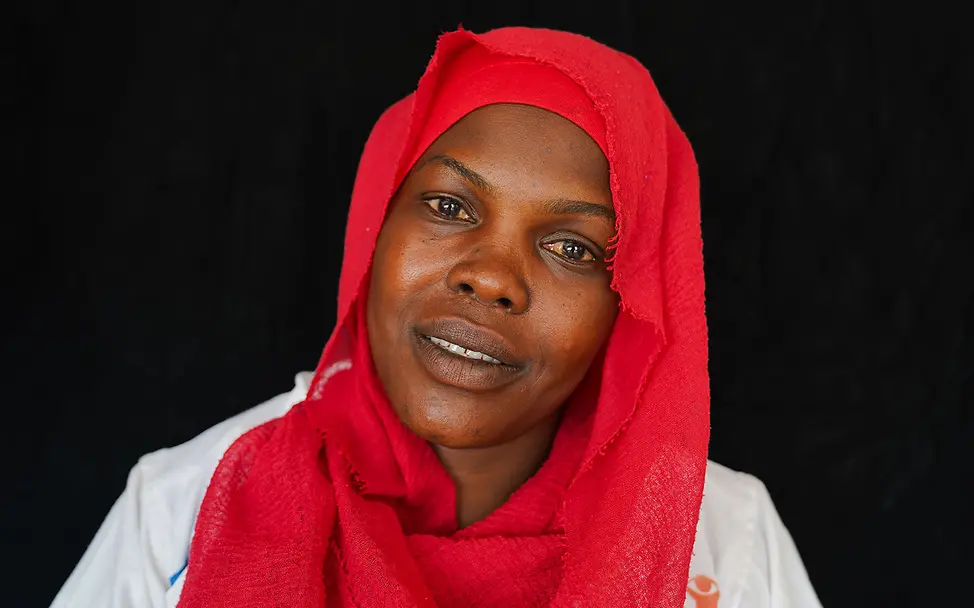 Sudan Al-Fasher: Eine Frau im Sudan unterstützt geflüchtete Familien als Ernährungsberaterin. 