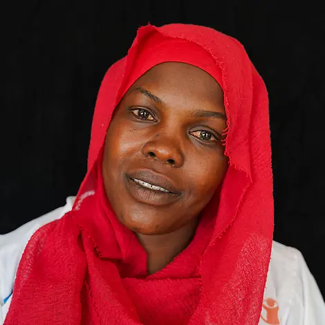 Sudan Al-Fasher: Eine Frau im Sudan unterstützt geflüchtete Familien als Ernährungsberaterin. 