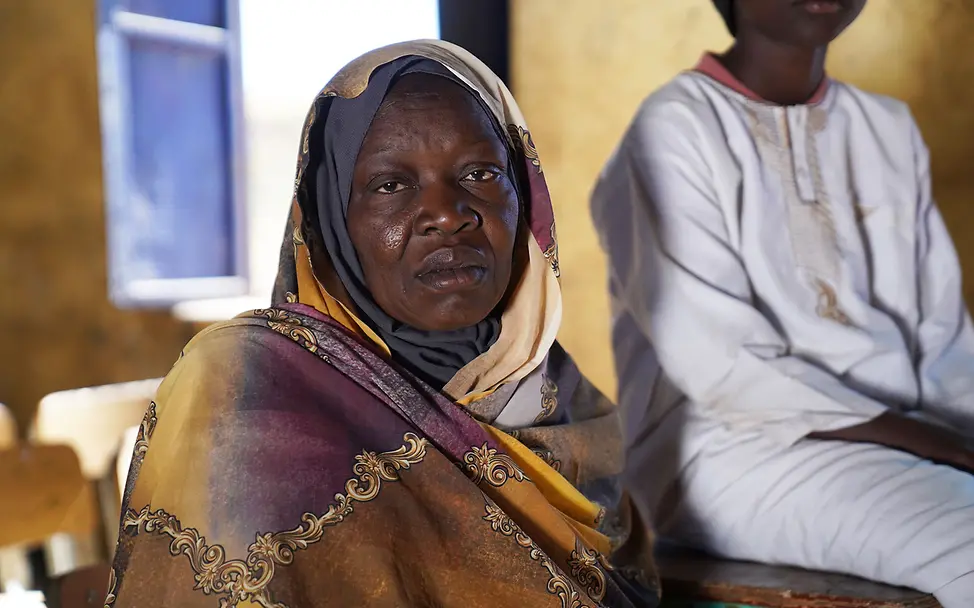 Sudan Al-Fasher: Eine Lehrerin im Sudan unterrichtet in einem Camp für Geflüchtete. 