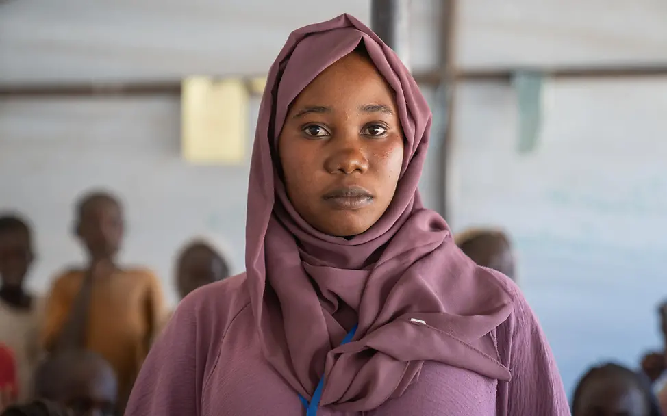 Sudan Geflüchtete Al Fasher: Eine junge Frau engagiert sich als Freiwillige in einem Geflüchtetencamp in Tawila / Nord-Darfur