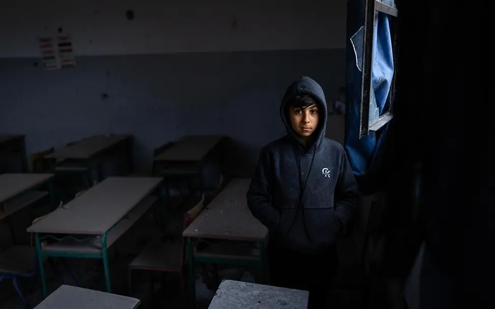 Leben im Libanon: Der 13-jährige Ali steht in seiner ehemaligen, im Krieg beschädigten Schule.