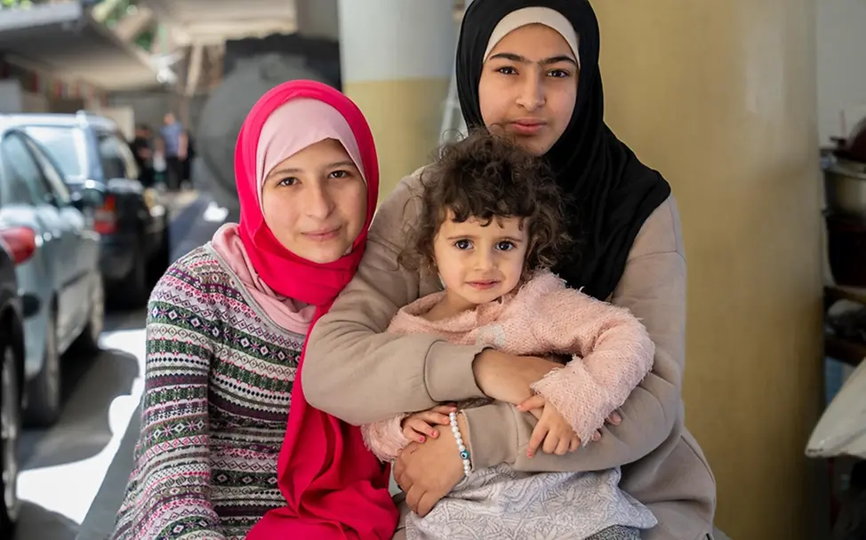 Leben im Libanon: Zeinab (13), Fadak (12) und Fatima (2, von links nach rechts) in einer Notunterkunft.