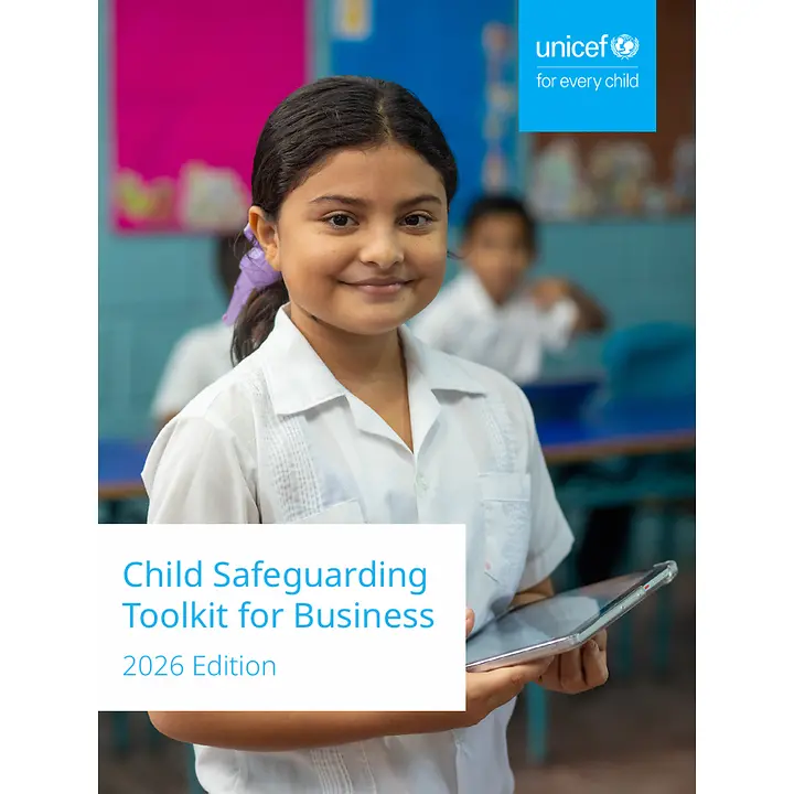 ©UNICEF Ein Mädchen steht mit einem Tablet in der Hand im Klassenzimmer.