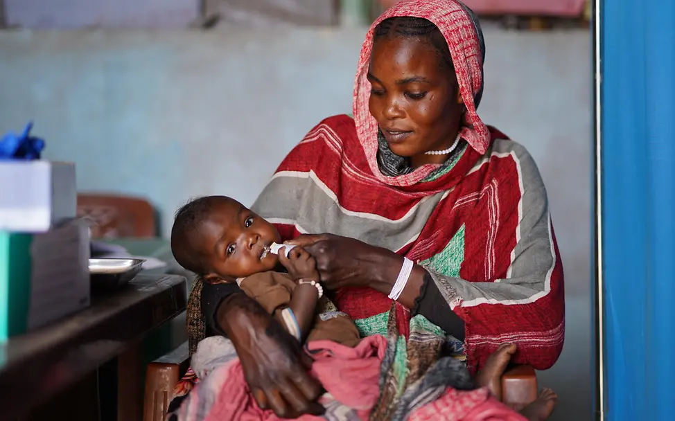 Halimah füttert ihre Tochter. | © UNICEF/UNI914634/Jamal Mutter füttert ihr Kind