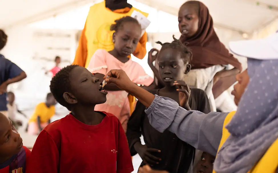 Kinder werden gegen Cholera geimpft. | © UNICEF/UNI953221/Dawod Kinder erhalten Choleraimpfung