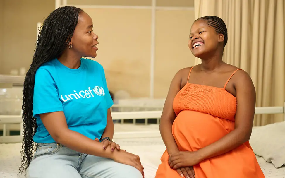 Aids einfach erklärt: Eine UNICEF-Gesundheitshelferin im Gespräch mit einer Schwangeren.