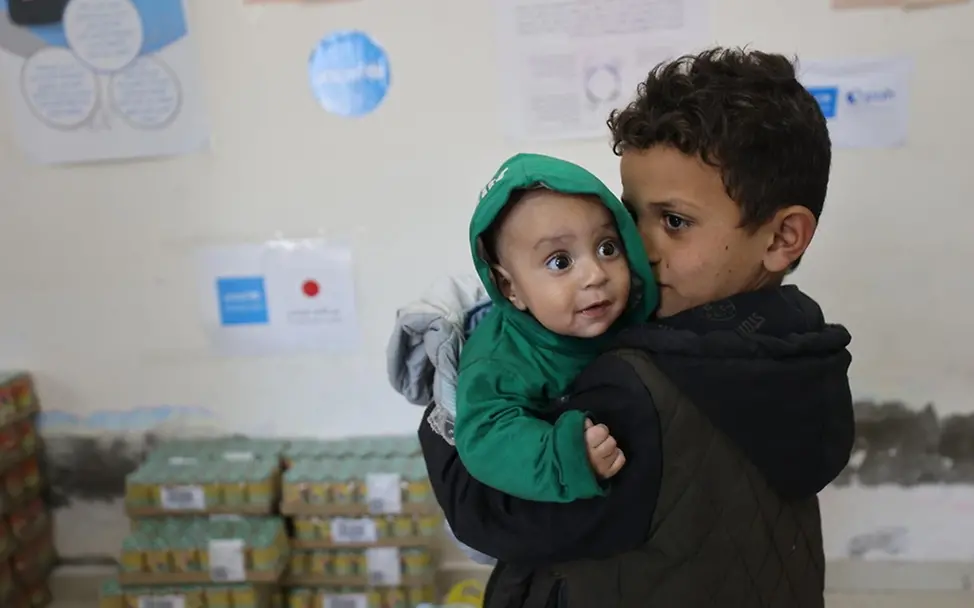 Auswirkungen des Konflikts im Nahen Osten: UNICEF verteilt therapeutische Nahrung an Kinder im Gazastreifen.