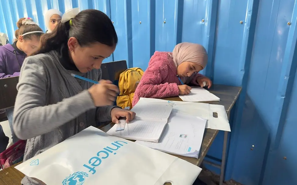 Auswirkungen des Konflikts im Nahen Osten: „School-in-a-Box“-Materialien für Kinder in Gaza.