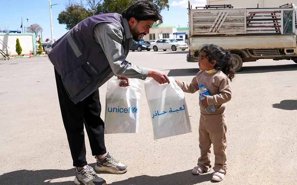 Auswirkungen des Konflikts im Nahen Osten: Kamar (4) erhält an der syrischen Grenze Joussieh ein Lernpaket.