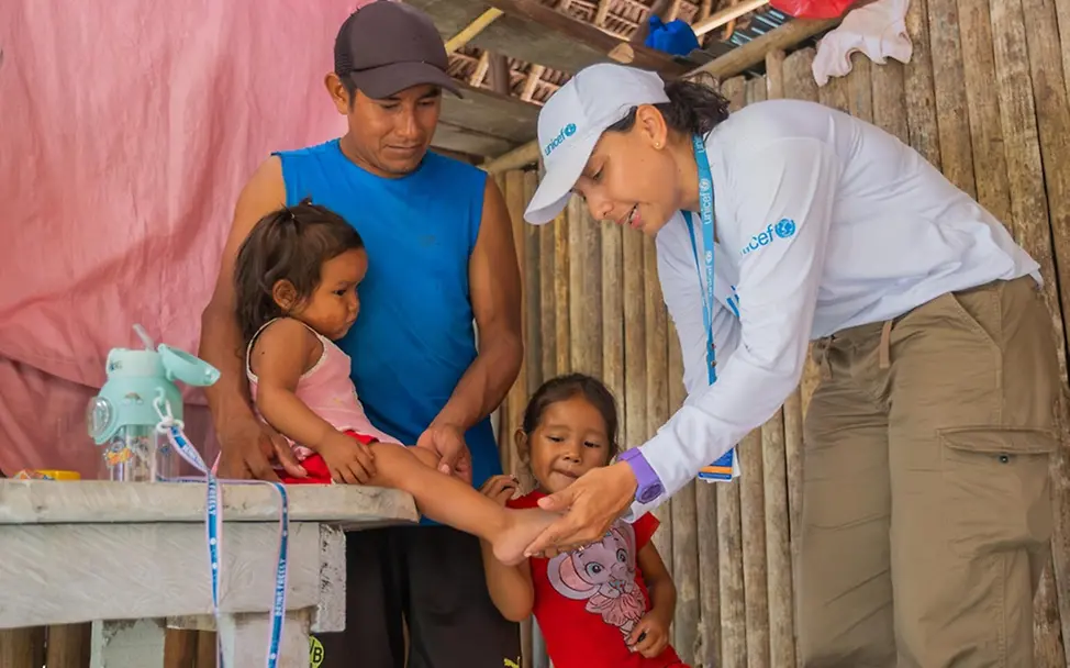 Auswirkungen des Konflikts im Nahen Osten: Kinder werden von einer Gesundheitshelferin von UNICEF untersucht. 