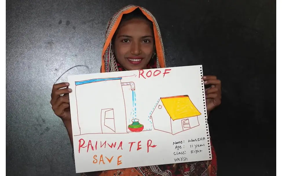 Gute Nachricht: Die Kinder malen die Probleme des Klimawandels und ihre Lösungen in der Schule.