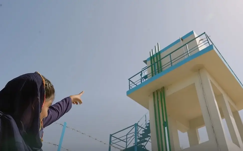 Gute Nachrichten: Sobh zeigt auf einen Wassertank, der die Gemeinde mit sauberem Trinkwasser versorgt.