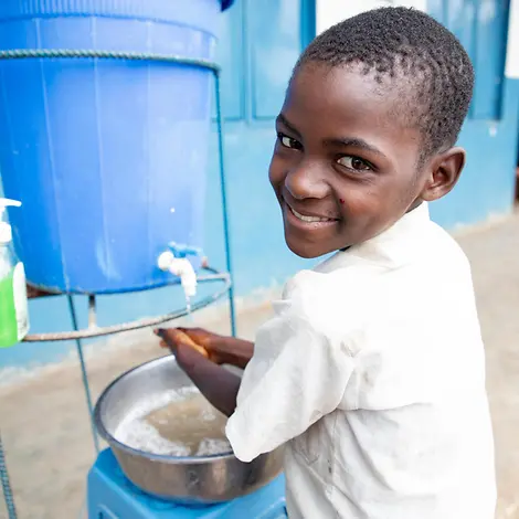 Ebola Afrika spenden: Wirksame Hygienemaßnahme: Ein Junge im Kongo wäscht sich die Hände.
