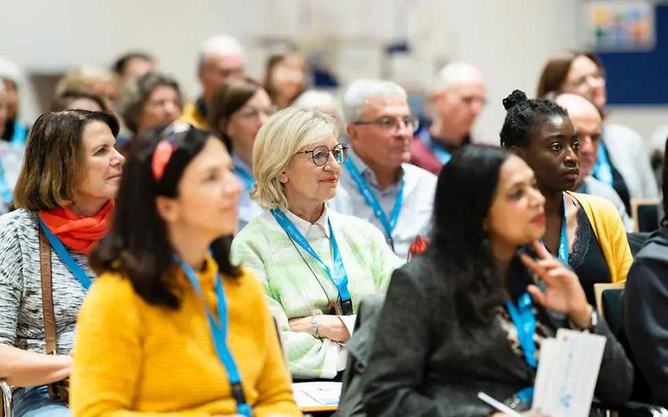 Ehrenamtliches Engagement für UNICEF: Engagierte sitzen in einem Workshop von UNICEF.