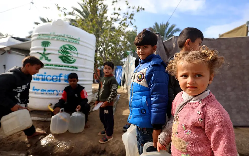 Gemeinsam holen Kinder Wasser im Gazastreifen, 2026. | © UNICEF/Eleyan UNICEF 80 Jahre Fotos: Gemeinsam holen Kinder Wasser im Gazastreifen 2026.